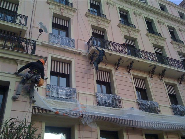 Travaux acrobatiques de ravallement et peinture à l'Hôtel Riviera à Nice